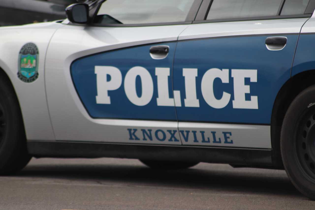 Knoxville Police Searching For Suspects In Gay Street Armed Robbery Wate 6 On Your Side 