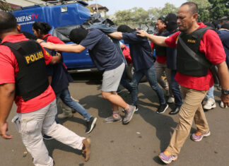 Shariah court in Indonesia sentences 2 men to up to 85 lashes for having gay sex - The Associated Press