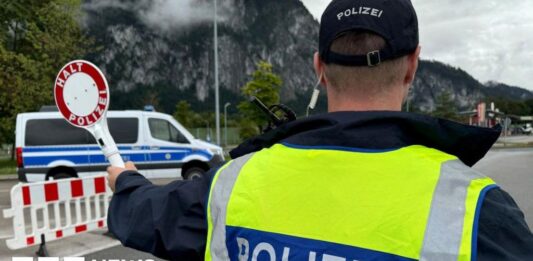 Gang used social media to lure and attack gay people - Austrian police - BBC.com