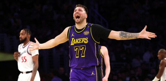 Lakers beat Clippers for 5th straight win behind 31 points from Luka Dončić, but Austin Reaves exits with calf soreness - Yahoo Sports